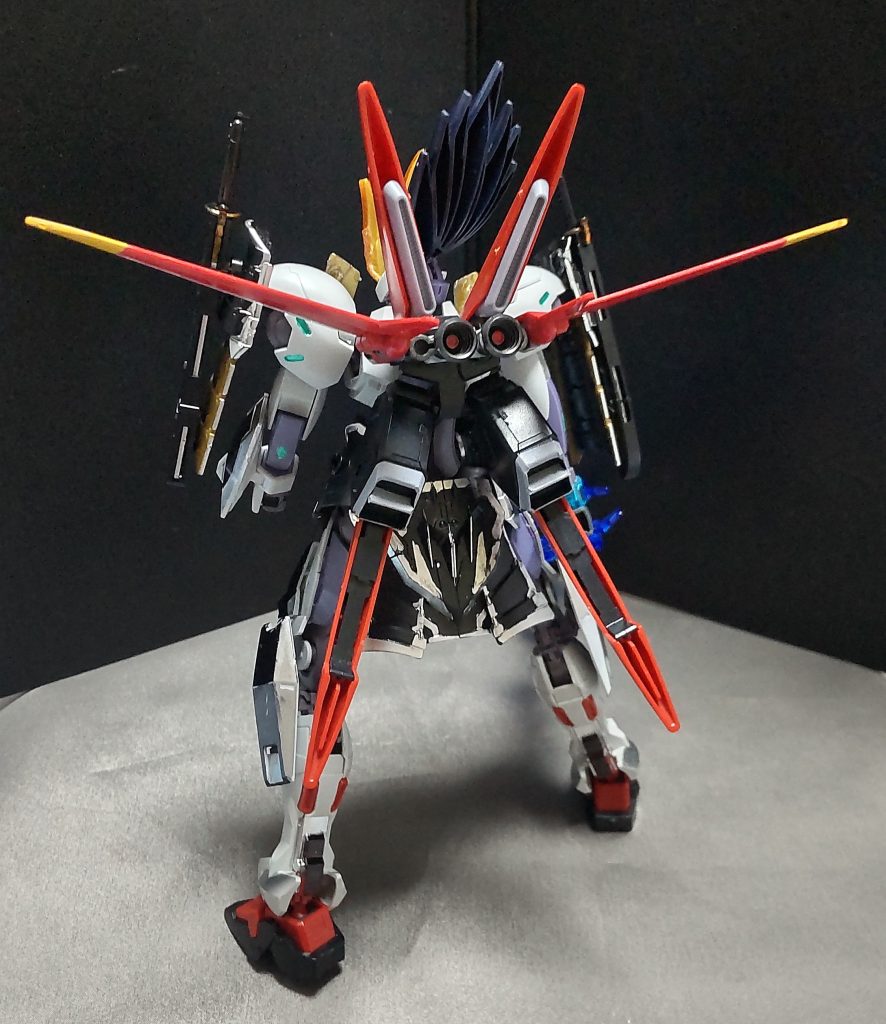 追加パーツとして、追加ウイングとブースターを装着出来るようにしました。これはガンダムアストレイレッドフレームのタイプのを参考にしています。