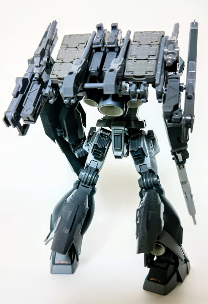 後ろから見るといかついですね、漢の背中って感じで個人的には気に入ってます。腰、脚付け根周辺などにバーニアなどを追加していてスターファイターの名にふさわしいシルエットかと思います。今回の製作ではパーツが揃わなかったりで約２年かかっています。コストの関係で本当はもっとたくさん汎用無人攻撃機を作りたかったですが実際は6機しか作れずナンバリングでごまかす形で完成に至ってます。しかし大切なことは想像することで、目で見たものはモビルスーツ1機とガトリング6個ですが、想像すれば大空を黒く染めるおびただしい数の汎用無人攻撃機、それを率いて先頭を飛行するのはスターファイター私の頭の中にはこう映っています。想像を膨らませて架空の世界で最強、これで良い。しかし、世の中人の作品に汚い、変だとケチつける投稿をよく見かけます。ガンプラはそんなんじゃなくて（その発想は良い！）とか（真似したい！）と、お互いに楽しくなるような投稿が増えることを祈っています。今日はジェガンの日ではありますが、ジェガンに限定せずガンプラを共に楽しむ人たちにこのジェガンを捧げます。最後までありがとうございました、今回はこれで終わりです。次回は今回同様ジェガンを使用し、陸戦の猛者を製作いたします！それでは皆さん楽しいガンプライフを！！