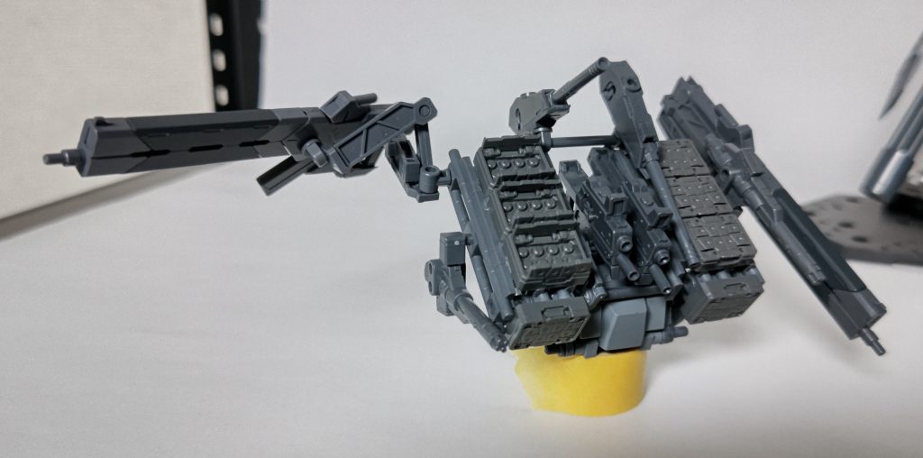 バックパックアップですね、ミサイルハッチを8個、機関砲、サブマシンガン、マシンガンをそれぞれ2つずつつけています。