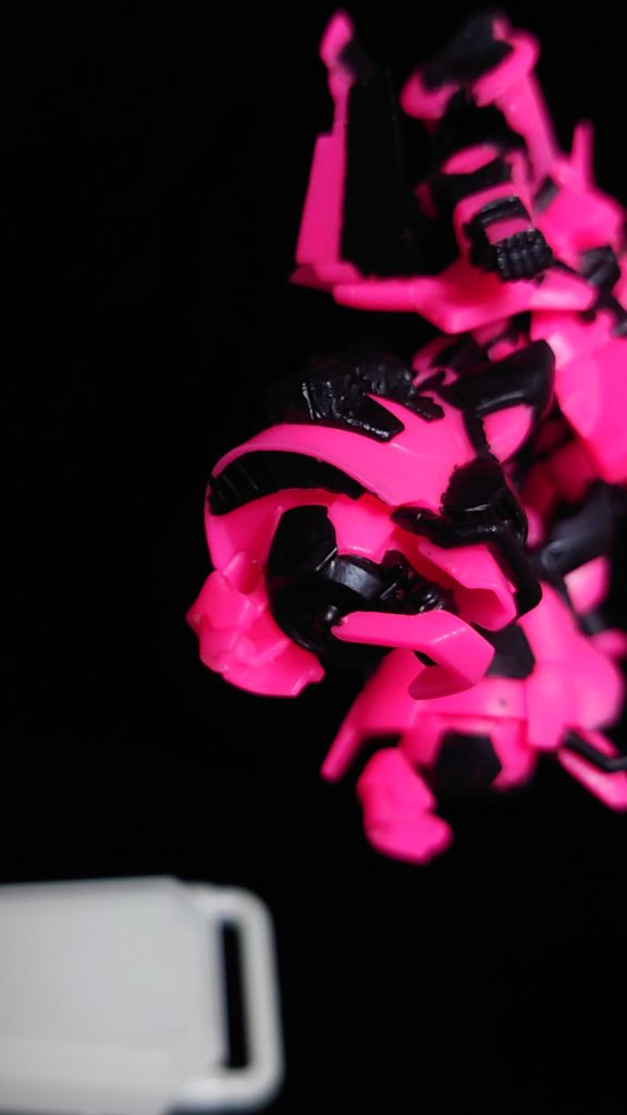 そして特徴的な足周り。箱絵とかではよく見てなかったけど、私の知ってるフライトタイプの足じゃなくてビビるけど、これぐらいの形状の方納得かも。これが可変だとすると1年戦争時の技術がまた進化してしまった気もするけど。