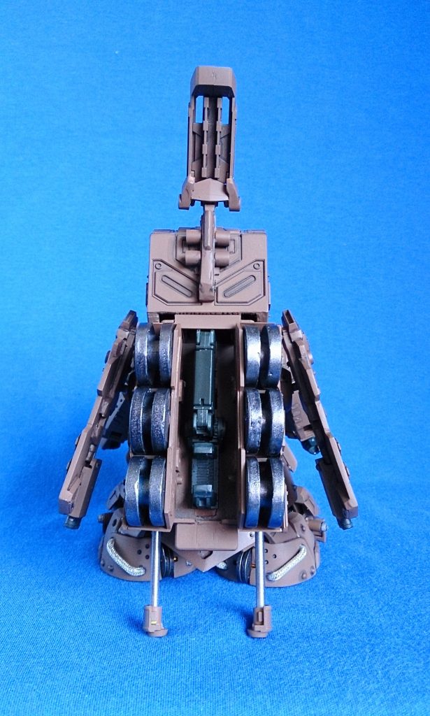 三面図。機体名:The onion header(ジ オニオン ヘッダー)新生ザタリオン軍、陸戦部総司令。階級は中将。装甲列車へと変形する。超長距離射程と大規模な兵員・武装を運用できる輸送力を誇る。