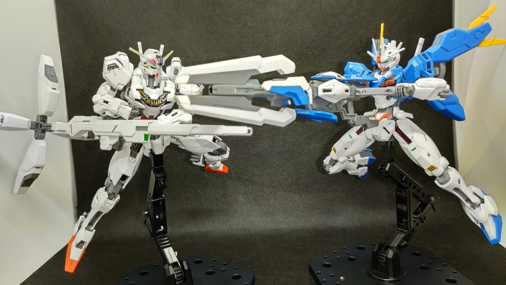 エアリアル改とキャリバーン、パケ絵並べ。ちょうどこう出来るようにデザインされているのでしょうか。スペースの都合でくっついてますが、本当は距離があった方がそれらしく見えるのでしょうけど。