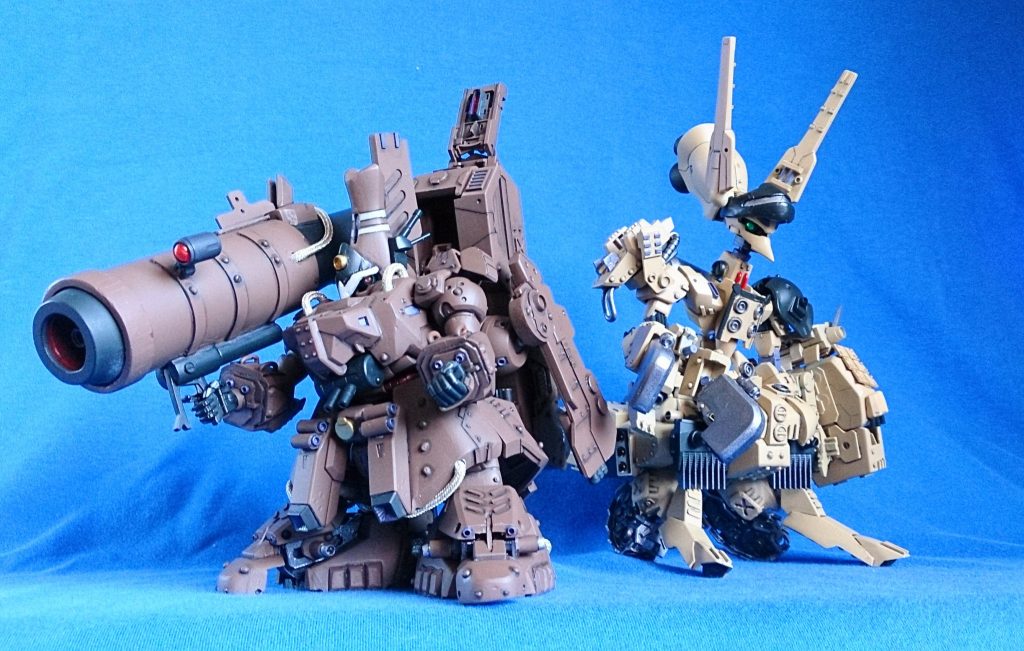 部下と一緒②当時、カール自走砲をイメージして制作したのですが。途中で気付く。アレって、装甲列車じゃないんですね💦(笑)BBやHGのジャンク諸々の加工体ですが。脚部や腰アーマー、胸部装甲にHGUCドライセン。ベースの体と腕をゼーズール。バックパックはジャンクパーツよりLBXのものを。頭はガフランの脛(すね)とゼイドラのフェイスを加工してます。列車になるので、頭部を軍帽や駅員さんの帽子風に見立ててみました。(ちょっとオシャレw)