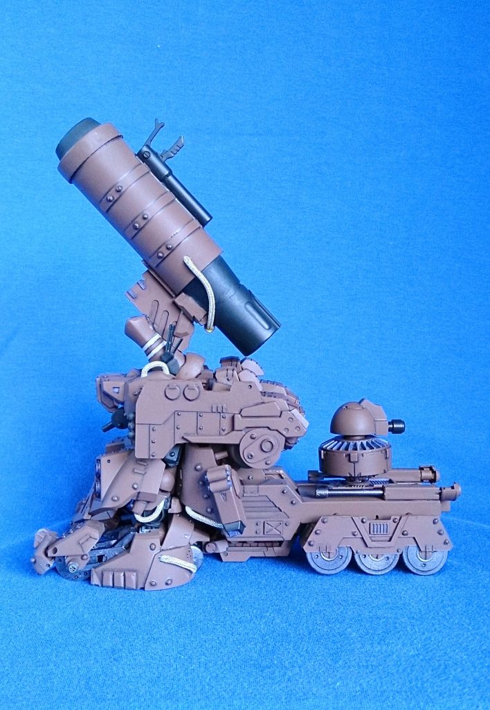 装甲列車モード。列車であるが、ホバー移動も出来るため、レールの制限を受けることがない仕様になっている。(もちろん、牽引する貨車等はレールが必要)