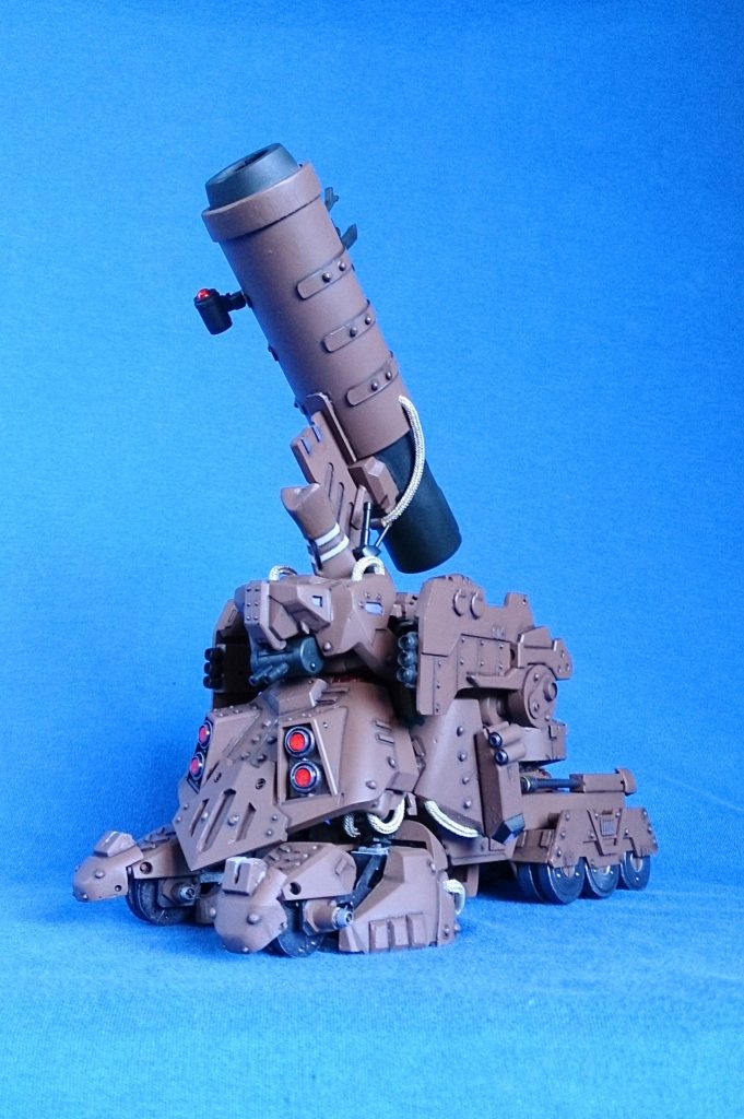 主武装の大口径迫撃砲は、長距離射程ではあるが曲射弾道なため。機体を停車させ、固定して発射するシークエンスが必要。その分の命中精度と破壊力は折り紙付き。