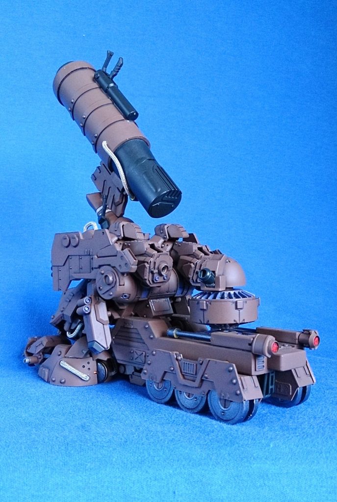 その際、敵に接近を許した場合の対策として、車体後方に小回りの効く副砲を搭載している。