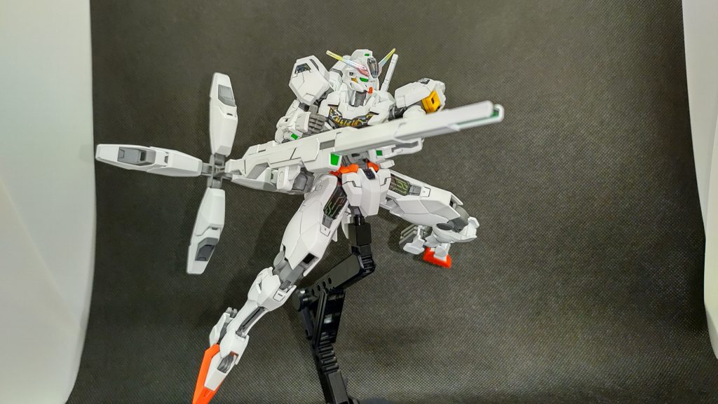 パケ絵再現。動かしてみると、バリアブルロッドライフルって後部のクアドラ·スラスターが方が大きい印象です。