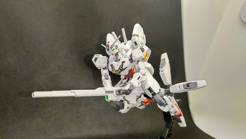 キャリバーンの、もはや定番とも言える「魔女」ポーズ。先端に黒猫替わりのホッツさんでもいれば完璧でしょうか。