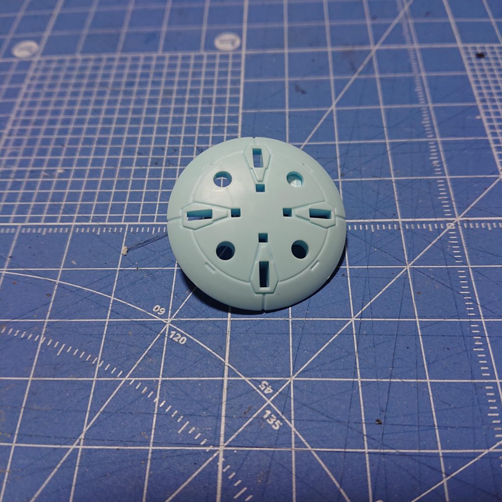 グレイズでは角ばったシールドにしたので丸系を持たせたくて30MSのものをパテ埋めして使用しました。