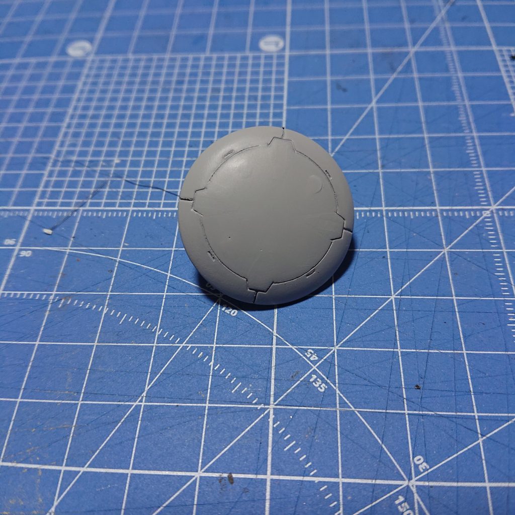 穴のみ埋めるとちょうどのスジ彫りがあるのであとは未加工で塗装すれば、それっぽい感じです。