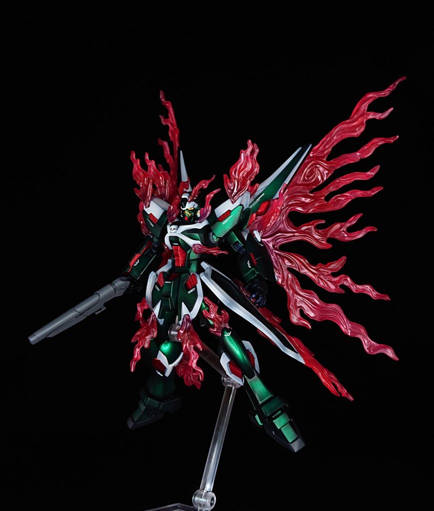 ファントムガンダムをファントムライト状態固定で製作胴体、腕、太腿でそれぞれ約1mmほど延長しファントムライト時でもスラっと見えるよう改造また、腰リアアーマーの可動化にサイドアーマーの接続をボールジョイントに置換し より密着できるように