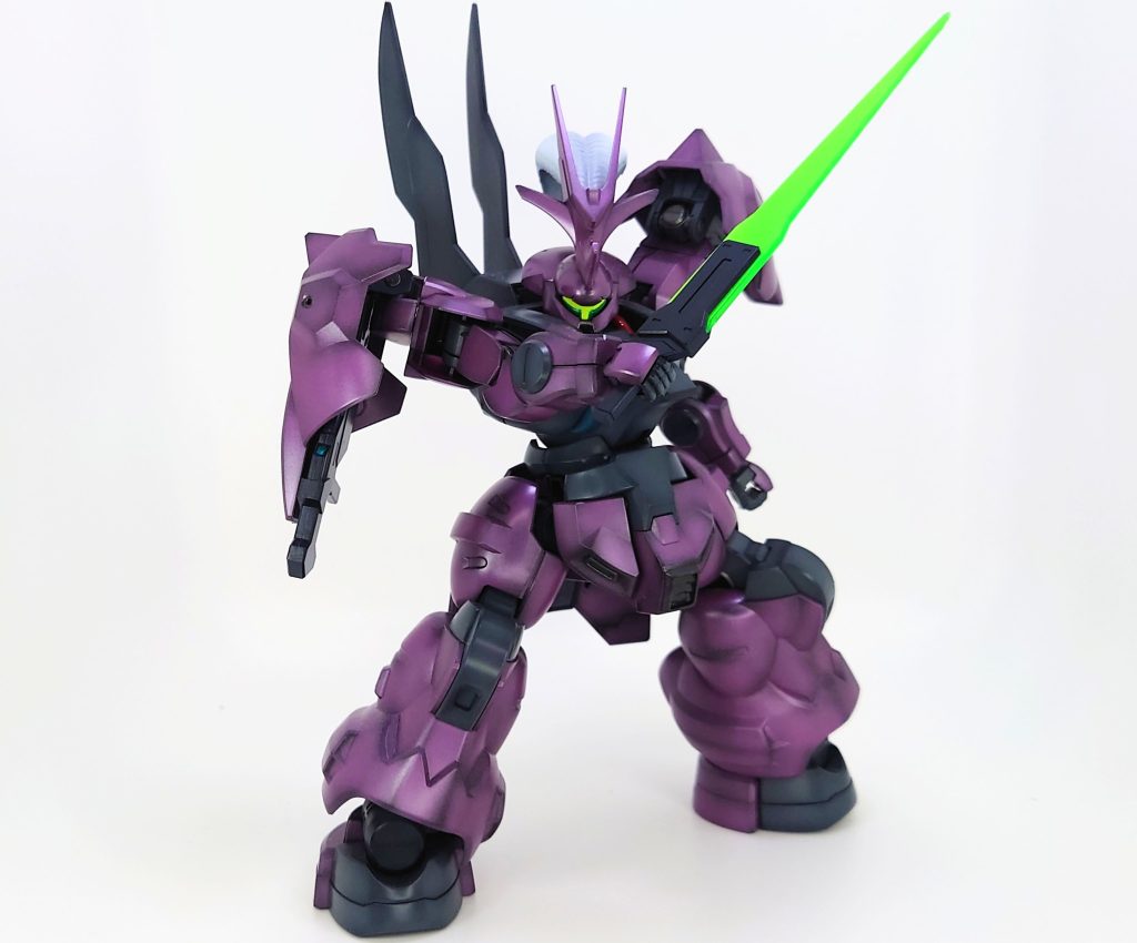 カブトムシのような頭部アンテナ？飾り？が特徴