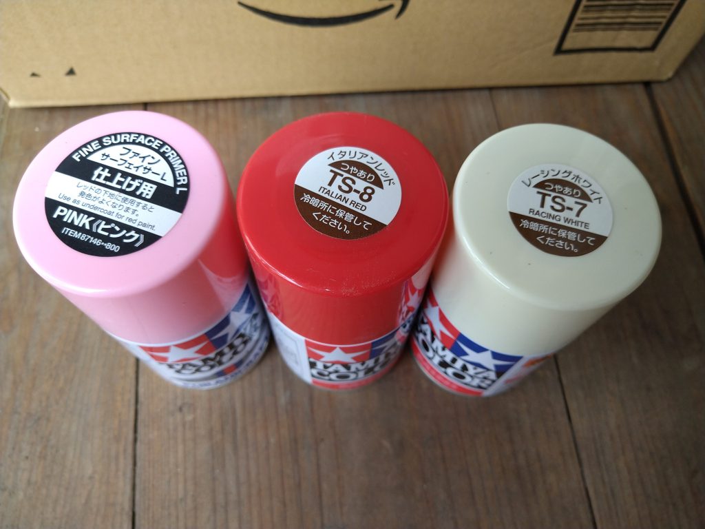 主な必殺缶スプレーサフは「ピンク」何となく仕上げ色が鮮やかな気がしました。ボディーは「イタリアンレッド」恐らくファラーリのイメージ色なのでしょう。頭部は「レーシングホワイト」昔のホンダF1カラーなのでしょうか?