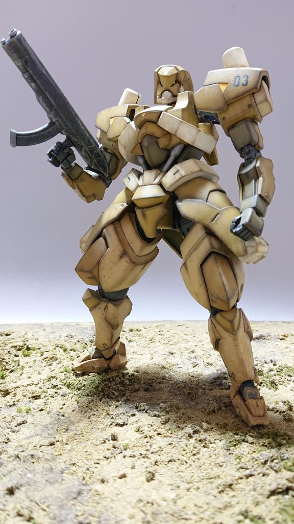 武器のライフルも砂汚れを中心にウェザリングマスターのサンドを乗せています。以前が全て塗装する方針でしたが肩などの三角や目?に付属のシールを使用する事が増えました。