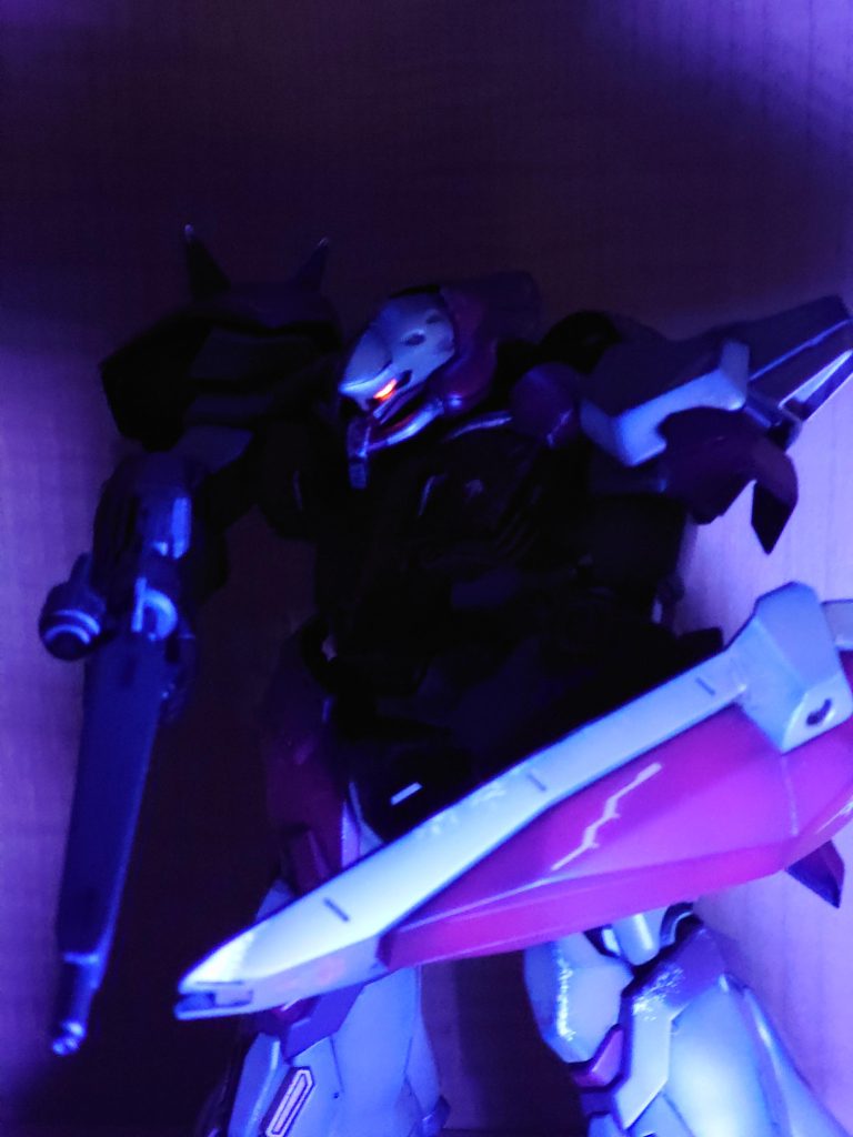 新しいブラックライトを買ってから蛍光塗料を使うのが楽しくなって、ついつい蛍光で光らせてしまいます。