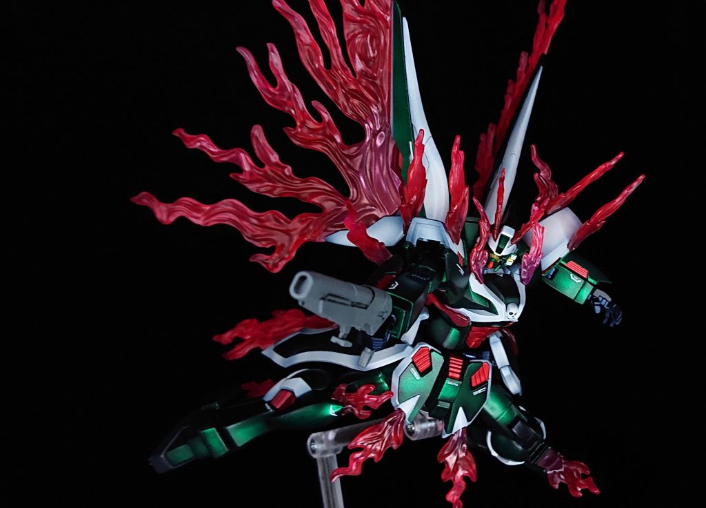 バタフライバスターB本体緑はクリアピーコックグリーンでキャンディ塗装しそのうえにシャドウを吹き、クリアーを重ねた後半艶になるようコーティング本体白はヘキサブルーを下地とし、クールホワイトでエッジに下地の色が出るようグラデ塗装