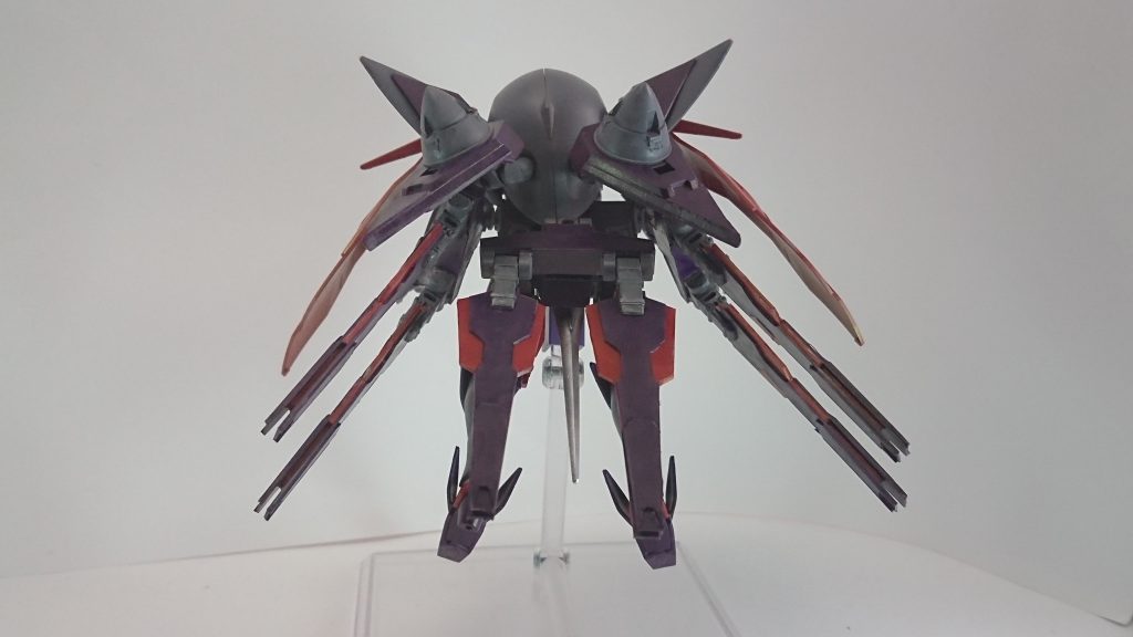 大型GNフィンファングリアスカート、サイドスカートに計6機装備G-ルシファーのスカートファンネルのかわりに新規に作成一部分以外はプラ板からのフルスクラッチです