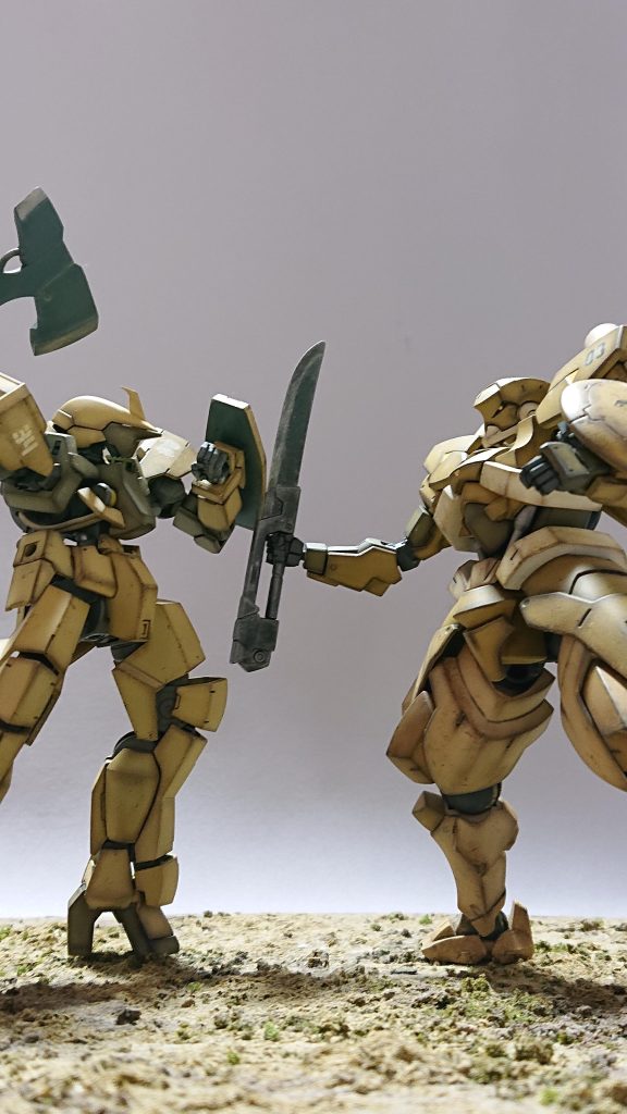 同じ世界観で塗装したグレイズと並べてみました。数機いて入り乱れると敵味方区別しにくいだろうなぁ~と