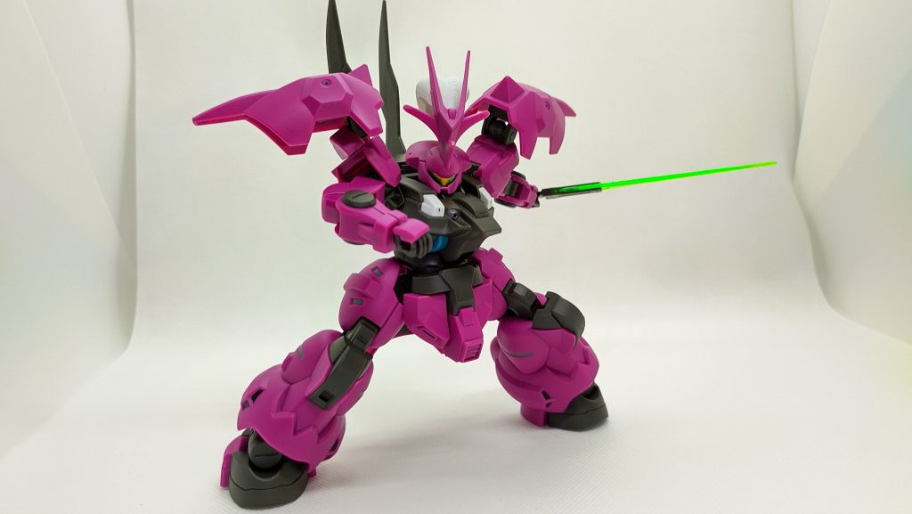 ビームトーチを構えて。この後、キレイに四肢もがれるのです。