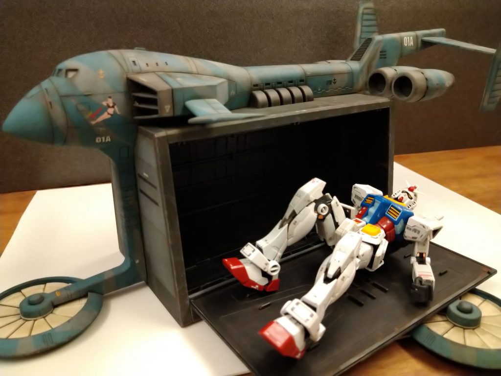 オクで誤って落札してしまった主人公機を寝かしてみました。　「おはようございます〜」と起き上がろうとしても、ここで可動域の限界でありました…