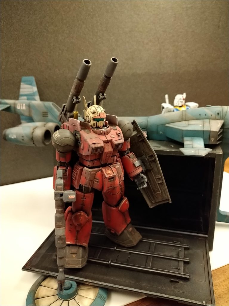 起き上がりが困難と分かれば、作りたてホヤホヤのガンキャノンキャノンを立たせました。　実際には、MSの重量でフタが折れ曲がるでしょう♪