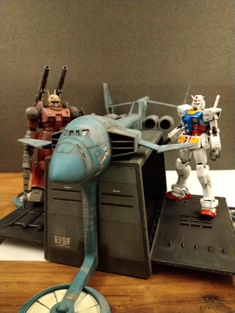 両側に2体立たせてみました。この箱が、如何に邪魔なスケール感なのかをご理解いただけるかと存じます。