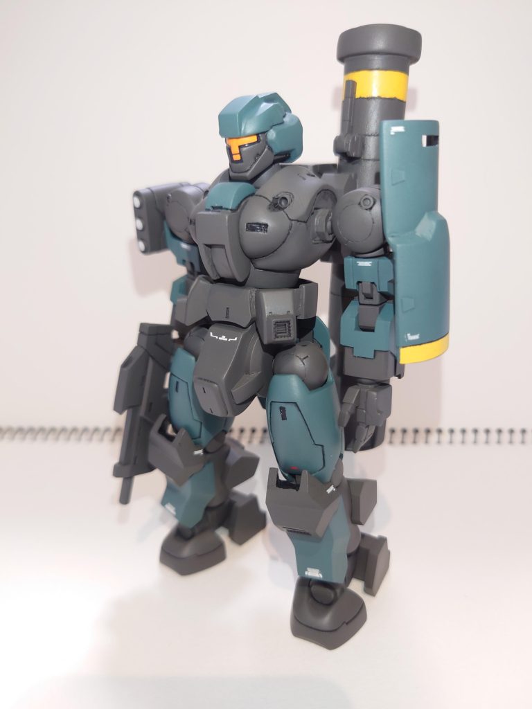今回はオルコット機と一般機のコンパチで制作しました。また、バズーカやコンジャムポッド、肩のランチャーやラインの入った左肩シールドもそれぞれ制作して換装を楽しめるようにしてみました。