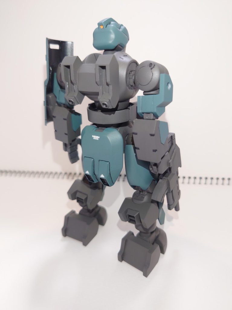 一般機になるとかなり背面がスッキリします。正面だけなら設定画がネットに転がっているのでいいのですが、背面はアニメを参考にしなくてはいかず資料集めが物凄く大変でした。