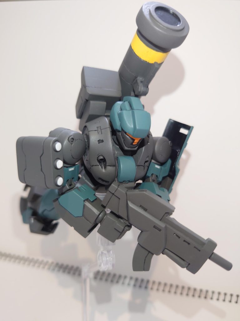 劇中のポーズを取らせて撮影。スクラッチ故、可動範囲がやや狭くなってしまいました……