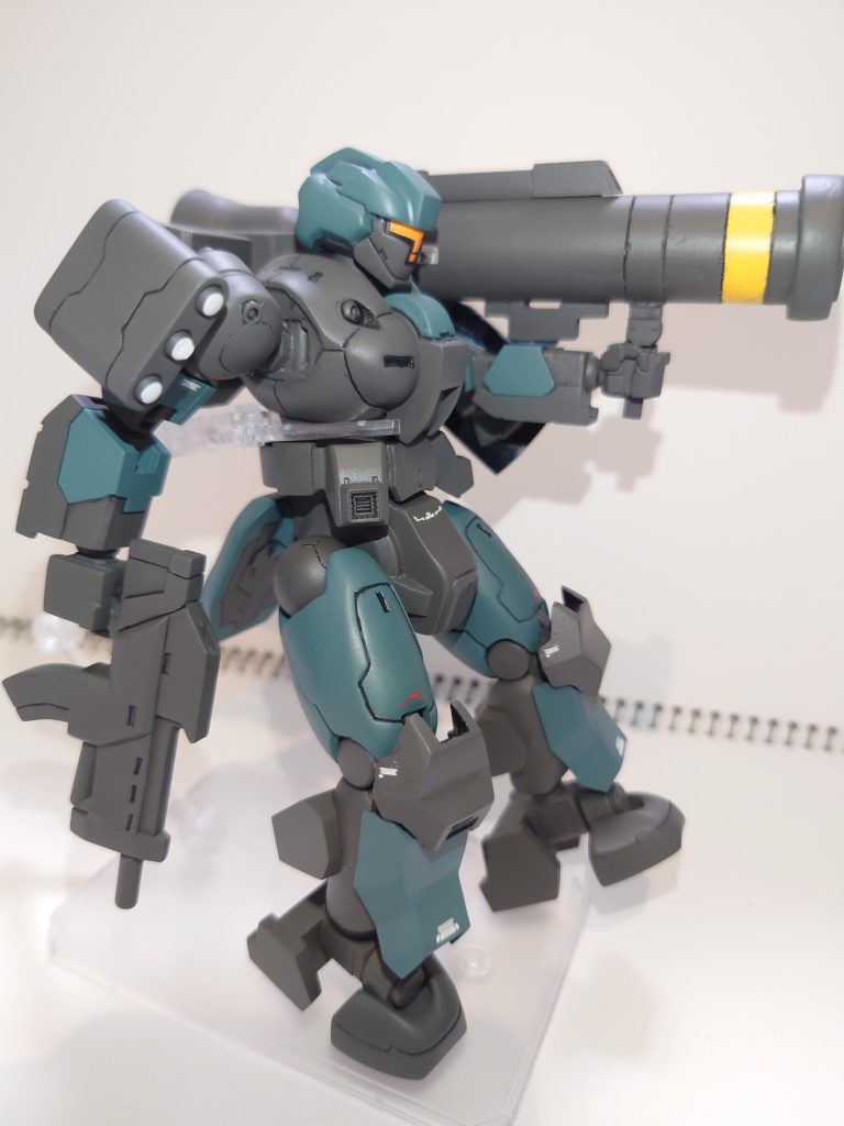 バズーカは丁度いいサイズのプラパイプが無かったため木材を芯に制作。グリップは30MMのウェポンセットから拝借したはずです。肩のランチャーはティルトローターパックに付いていたものがサイズ感ピッタリだったので、小加工でほぼそのまま。