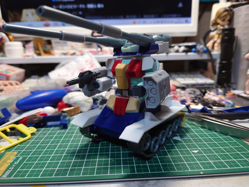 最初は普通に120mm砲で作っていたものの、長距離支援で120mmは貧弱過ぎるのでは？そもそも長々砲身の120mm砲とか明らかに低伸弾道のカノン砲なのでは？という疑問が浮かんだので思い切って砲身を自作して榴弾砲に仕立ててみました。  突貫工事で作っていたので粗が物凄いというか、仕上げがまるでなってない代物もですが、作っていると次のを作りたくなる衝動に負けてしまい、とりあえず形になった所で一旦完成ということで・・・