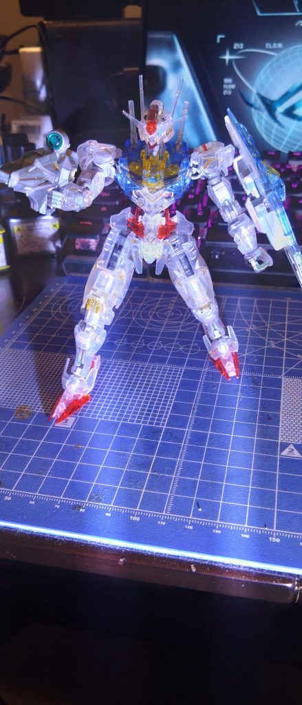 正面からライトアップ。この状態だと肉眼ではホロがキラキラしてるんだけどなぁ…。写真ムズい。あと、乳首のデカール無くしたのが若干精神的ダメージ。