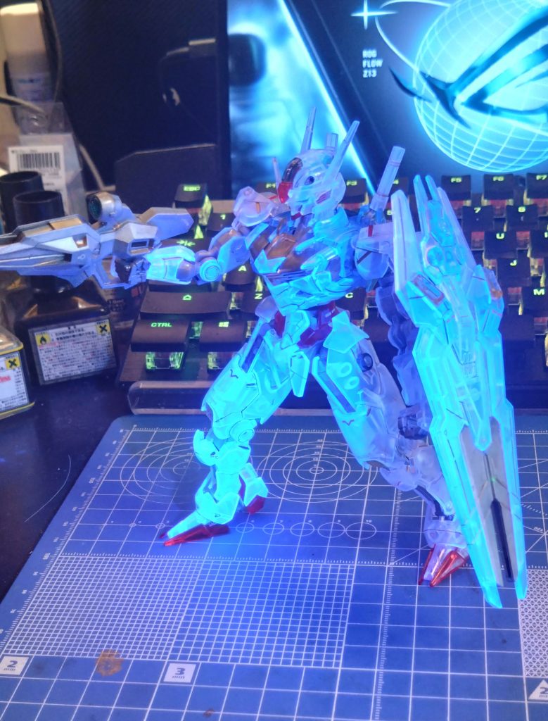 例によって、ブルーライト写真。ガンダムベース限定のクリアカラー。ホワイトパーツは基本光ります。正直、ダサい場合が多いんだけどエアリアルは剥き出しのフレームが良いアクセントになるのと、流線形が水色発光にマッチして割とありでは？と、思ってみたり。でわでわ。
