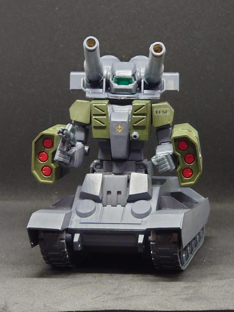 上半身はRGM-79系をベースにしており自衛用にビームスプレーガンと腕部に外付で対MS有線誘導ミサイル、胸部に固定式バルカン砲を装備している。