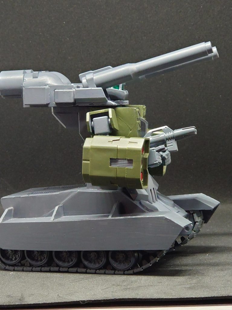 頭部・腹部のそれぞれが旋回可能で柔軟な射撃姿勢を取ることができるが、その代わりコアブロックシステムは廃止されている。また頭部は複合センサーカメラとなっており、そのためコックピットは胸部で複座式になっている。