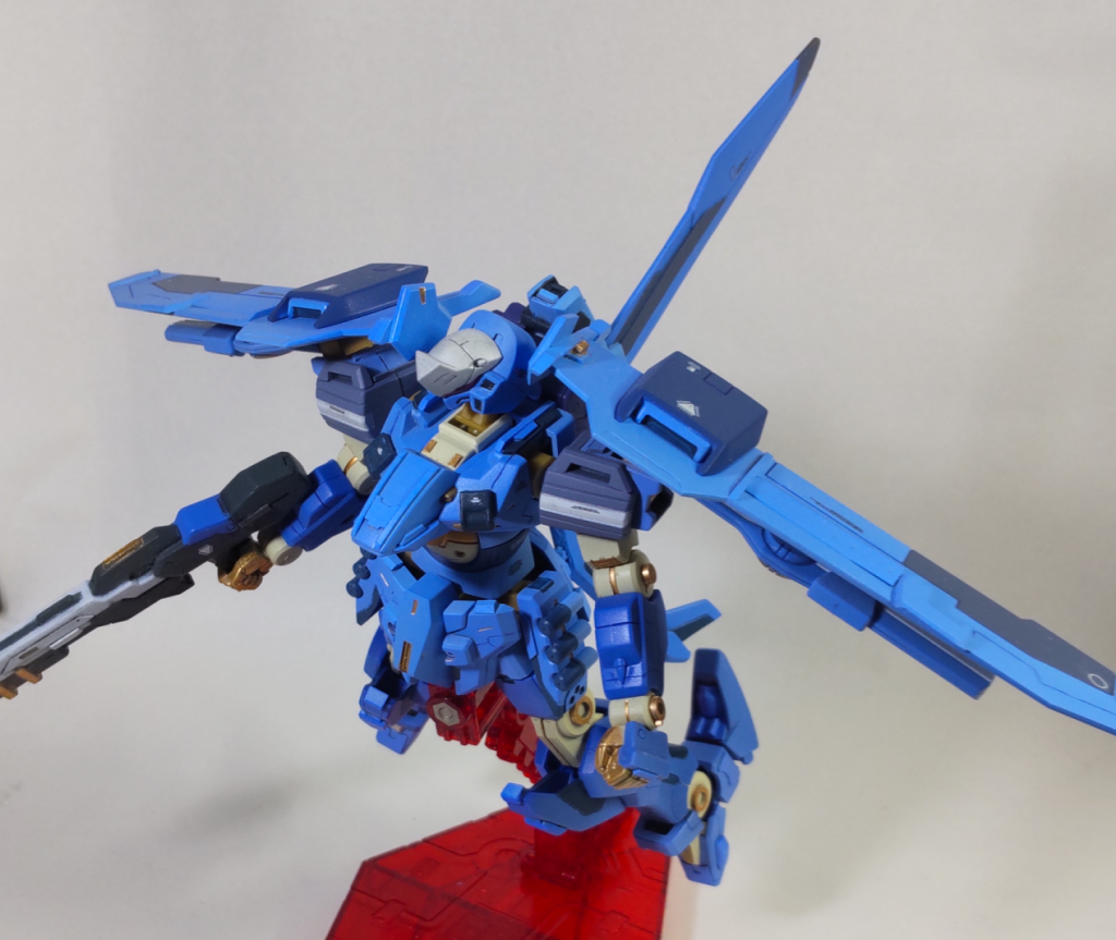 塗装もだらだらやっていて、腕が出来たら腕を塗って、足が出来たら足を塗って、みたいに何日にも分けてやってて、調色もその都度目分量でやっていて同じ色が調色できず、結果として情報量が増えています。取っ散らかってるだけともいいますが。