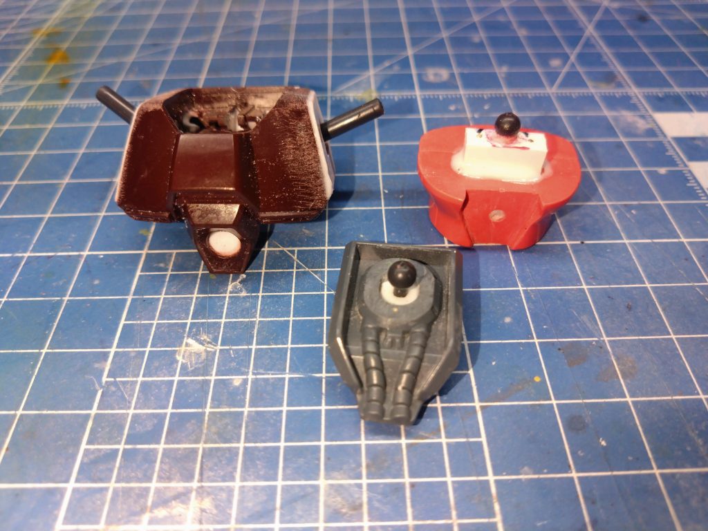 反り腰を治すため整体。コックピットハッチの裏側(腹の裏)をギリギリまで削って接続も作り直し。胸部に関節を一つ増やす。また、画像にはありませんが腹部を下に延長。hguc全般、足は長いが胴体が短いので、これでスタイリッシュに。ついでにアゴを引けるように頭の取り付け方を変更。