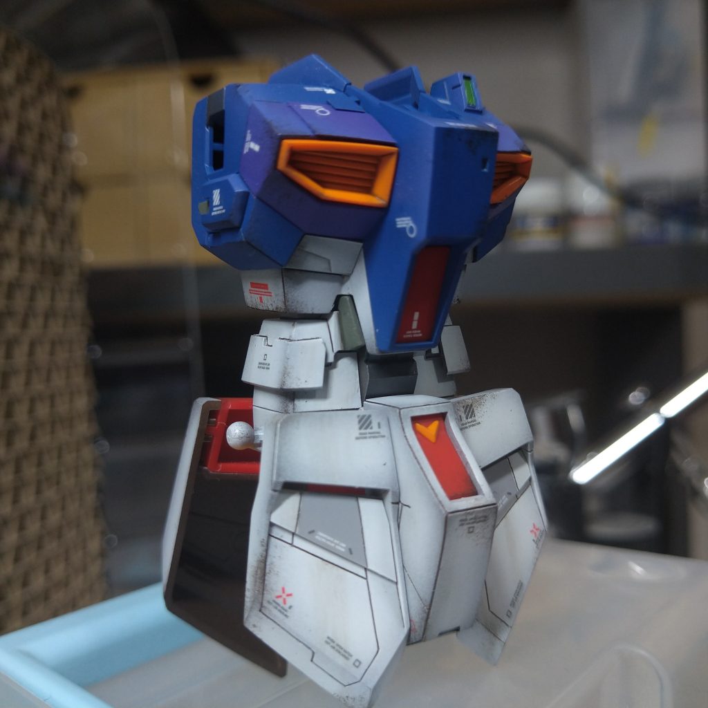 胴体ですが、正直ムリのある伸ばし方をしたなぁと反省してます辻褄を合わせるのが難しかった…（というか誤魔化しきれてない）でもスカート周りのディテールは凄く好み、スジ彫りも上手くなってきた（気がする）