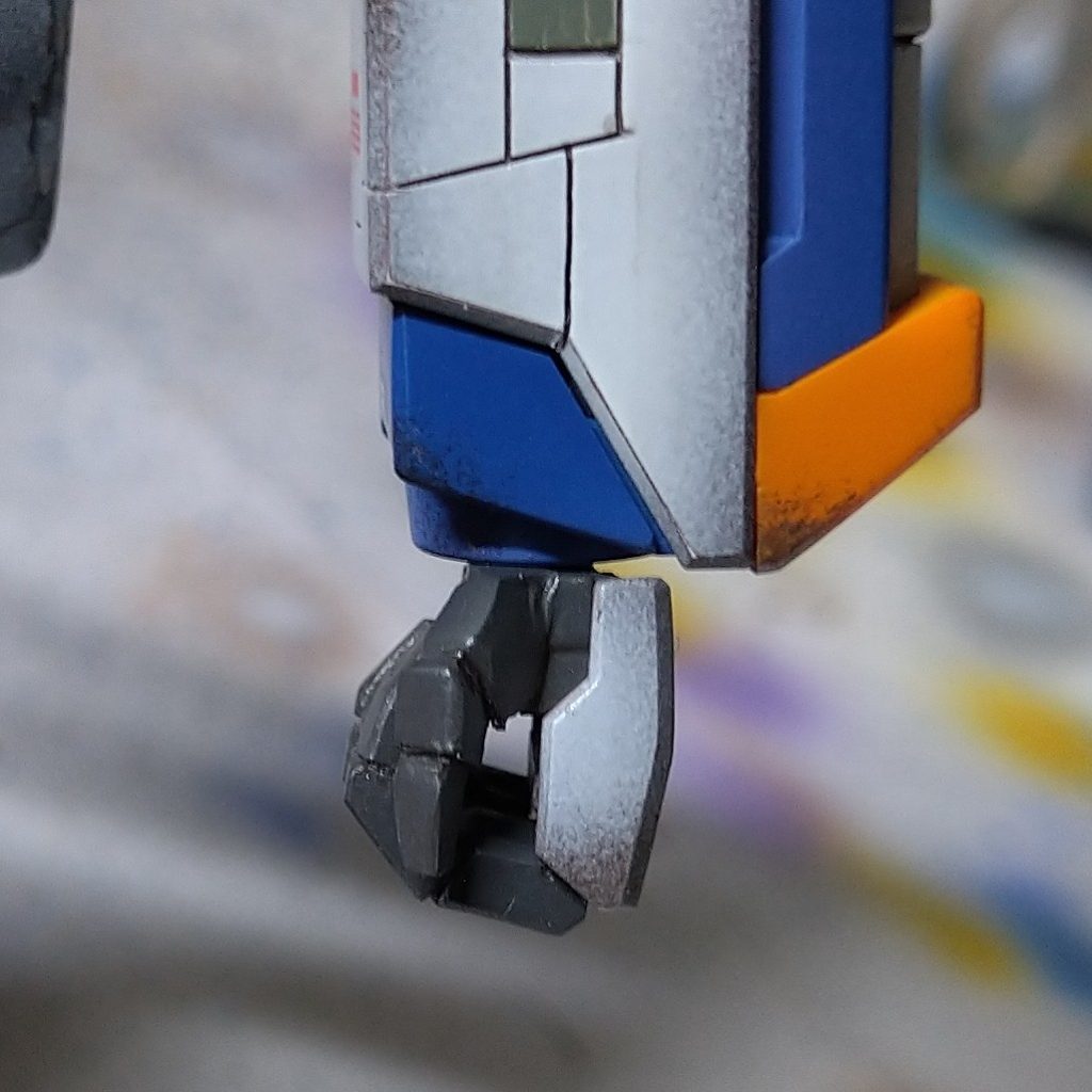 既存のハンドパーツを切り貼りして作った問題の握り手パーツ、このへんはまだまだ練度が足りないですね…。もちろんサーベルなどを持つことはできまさん。これなら市販のハンドパーツとかを買うほうが良いかもしれませんね…