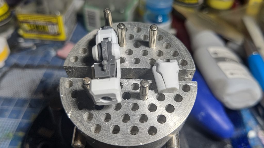 腕の後ハメ加工。いや最初からこのパーツ構成にしろよ!て言いたくなるほど。他にも平手を30mmシリーズのハンドパーツから加工して作ったりしてるんですが、それは写真を撮って無かったので割愛。