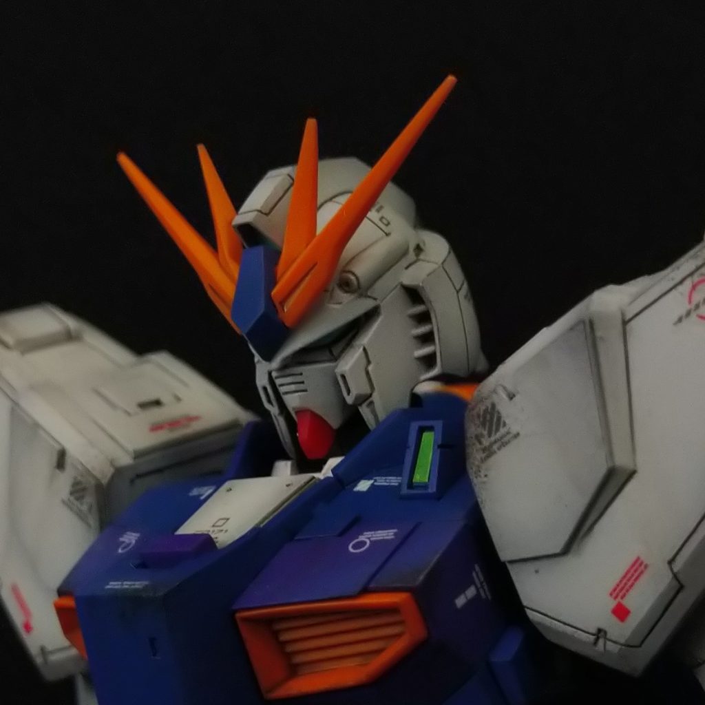 カラーリングは完全に好みです。やっぱり青が好きなんよなぁ…特徴的なアムロのマーキングはデカールを持ってない事と、マスキングして書くくらいなら、いっそ自分専用機って事にしちゃえ！と思って無くしました。