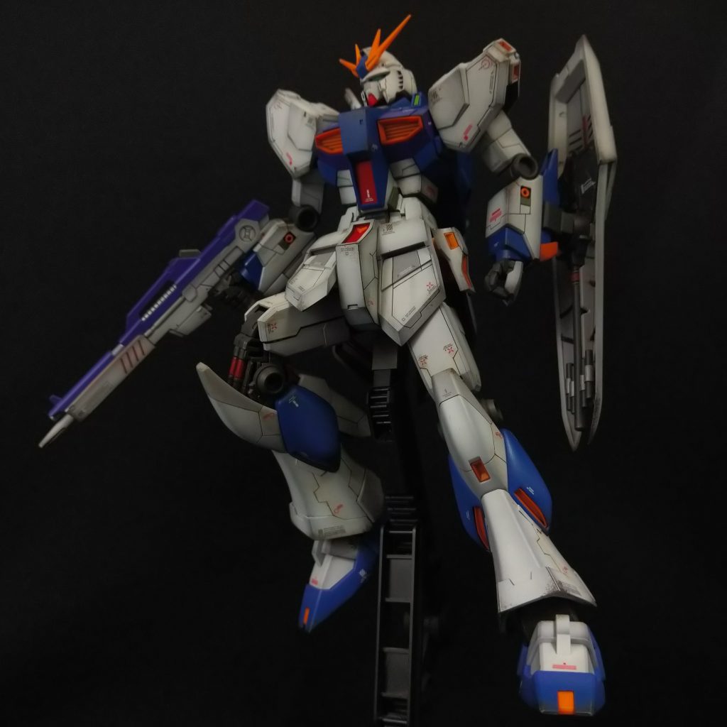 カラーレシピなんてものはありません、適当に好きな色に調色して吹きました。強いて上げるなら、今回はブラウンサフから立ち上げてるパーツ（主に白いパーツ）グレーサフから立ち上げてるパーツ（青や紫、関節のグレー）サフレス（黄色と赤）で塗装しているパーツがあります。