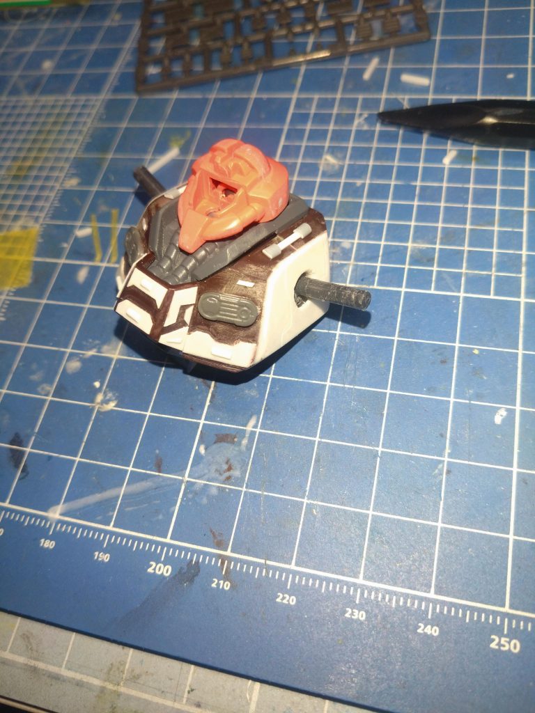 肩幅を狭くして、関節が無くなったのでボールジョイントで作り直し。取り付け位置上げて、いかり肩に。モノアイも動くように作り直し。