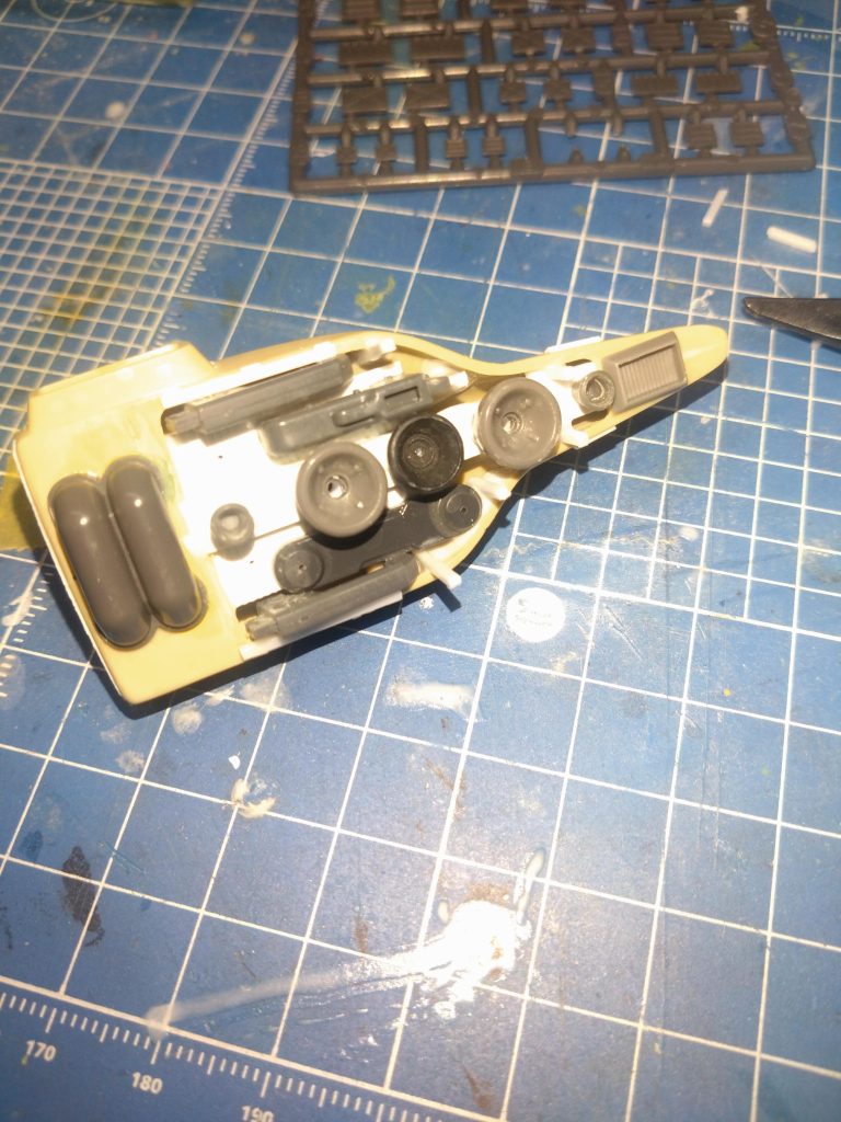 バインダーはαアジールの肩を幅詰めしてガラクタを詰める。