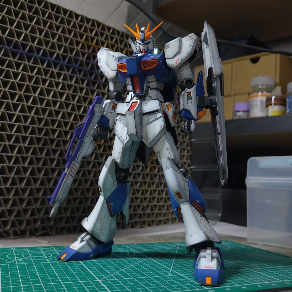 光源を変えると印象も変わりますね…青いパーツは薄い紫でグラデーションをかけてますまた、今回初めてウォッシングを軽くかけてますが、かなりいい感じに仕上がったので個人的には満足してます。