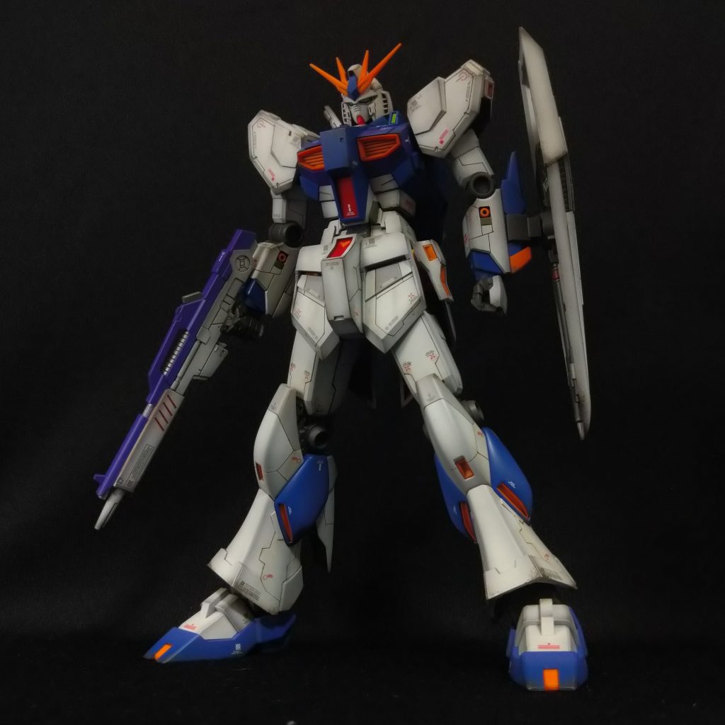 やってきましたエントリーグレードνガンダム！パチ組みでもカッコイイ機体ですが、今回は持てる技術を総動員して自分好みの機体を作りました！主な改修点として、胴体接続部で5mmほど延長、胸部にプラ板を使いディテールアップし、胸を高くしてまいます。足回りにもプラ板でアーマー追加のようなアレンジをしてます。