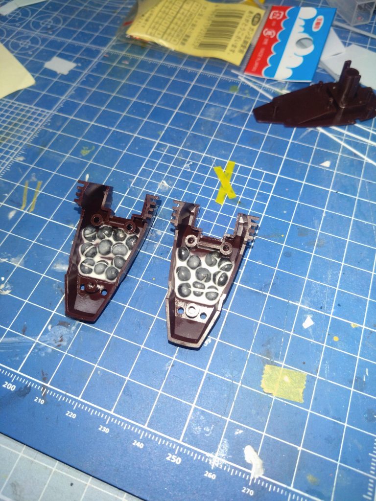 後ろにひっくり返らないように足首に鉛を詰める。