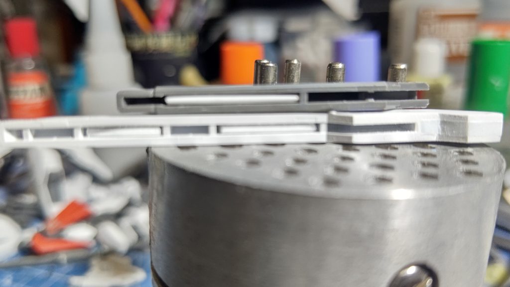 ビットの肉抜きは1部にプラ板を入れてディテールアップ。白の棒ビットはケツの方をプラ板で埋めてます。あと、グレーのビットは本編重視で白に連携するためのピンは切り取っています。なのでエスカッシャンにはできません。