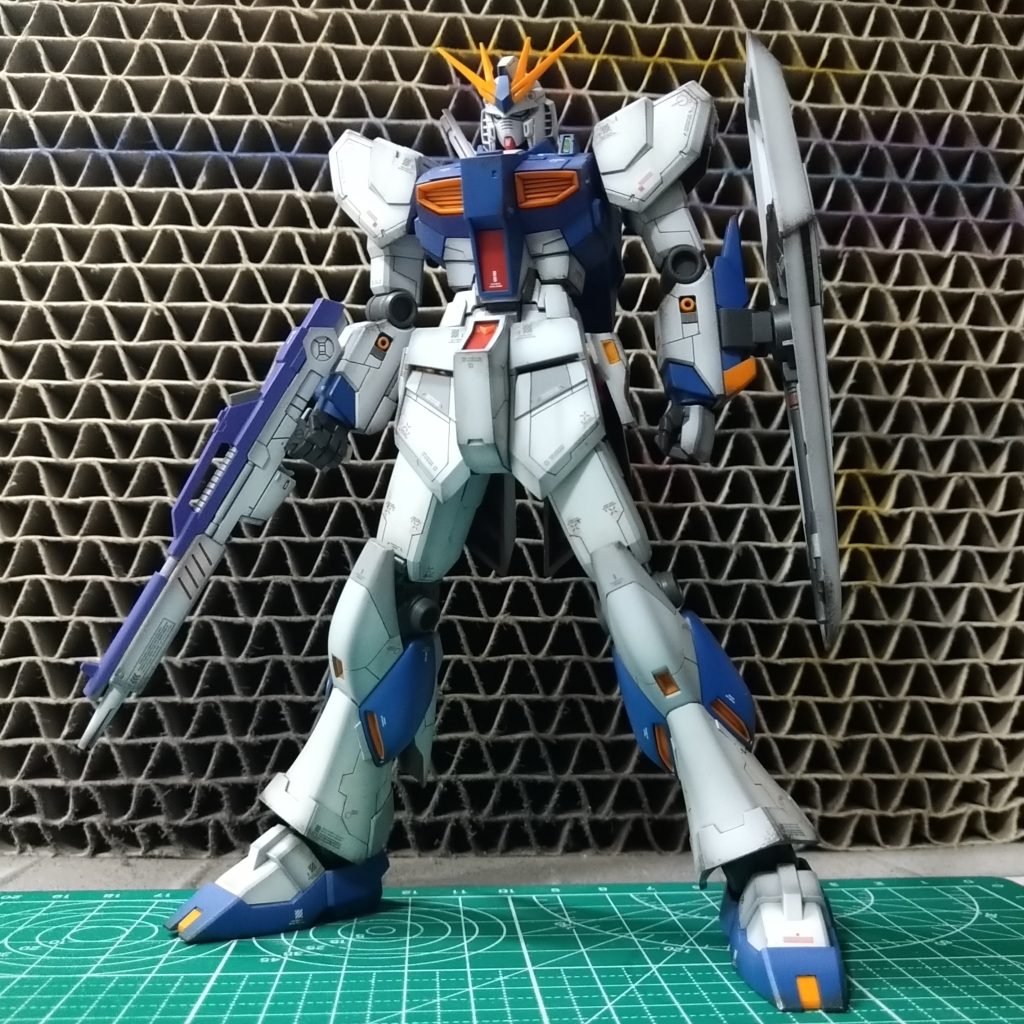 素組みと比較、胴体を上げたことで、アオリ写真がよりシュッとした印象に映ってると思います。