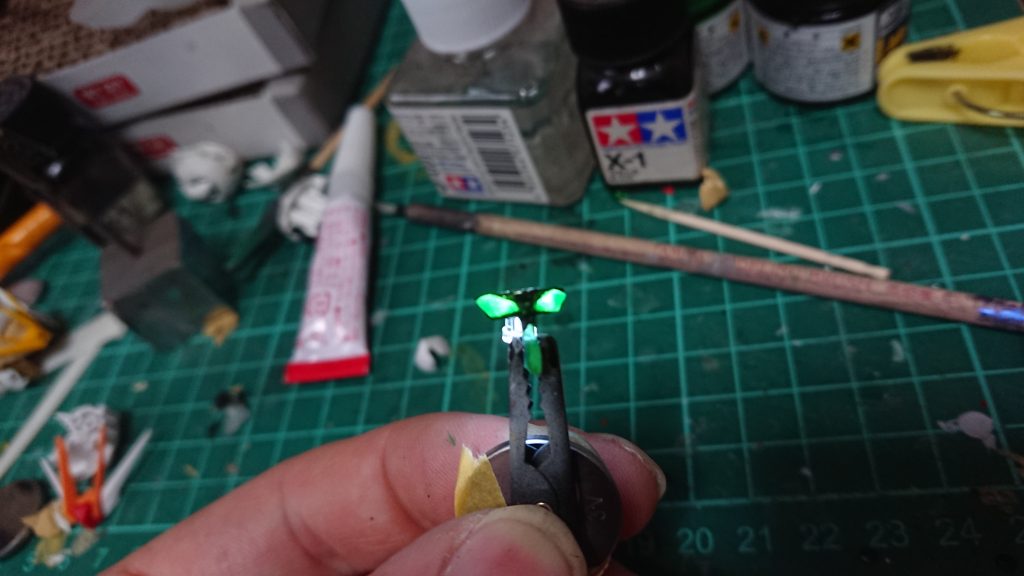 一番苦労したツインアイクリアパーツ制作オリジナルをかたとってレジンで制作しました気泡が難しくなんどもやり直し(。-ω-)うまくいってもマスクが合わなくて大変でした